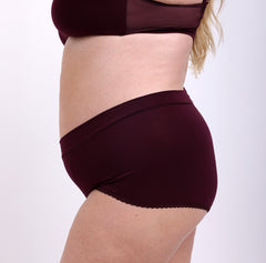 Load image into Gallery viewer, Size 2XL woman side view of certified organic cotton boyshort in black cherry
No side seams, full bum coverage, elastic-free waistband